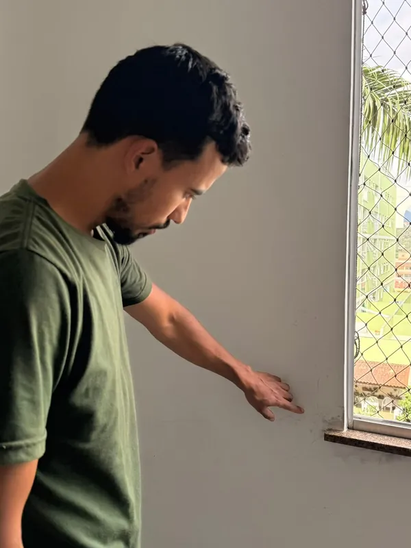 Eng. Eduardo em vistoria: inspeção de manchas e fissuras junto ao peitoril da janela